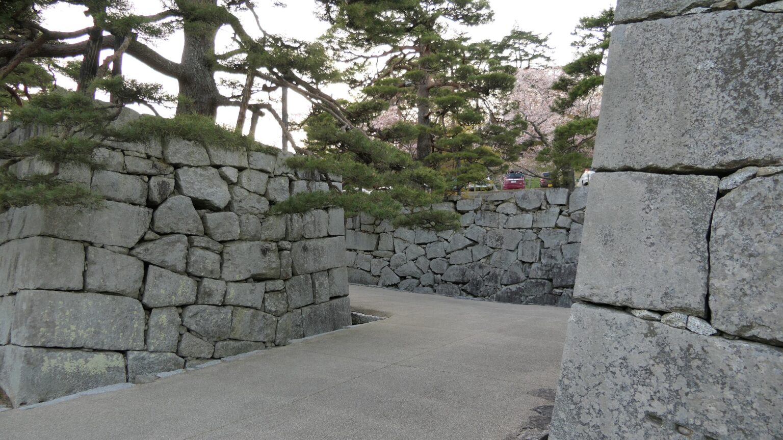 Hatakeyama clan 日本200名城バイリンガル (Japan's top 200 castles and ruins)